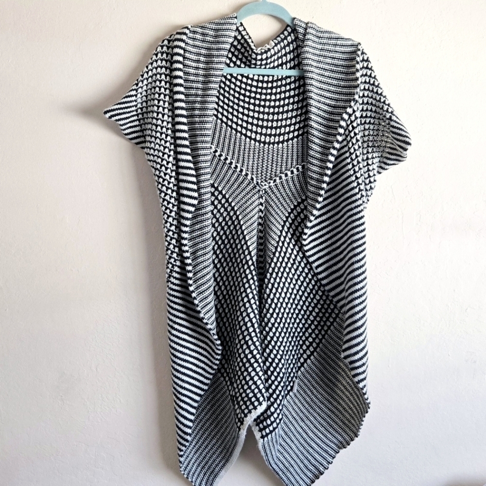 Striking black and white poncho style wool blend open drape cardigan size m/l